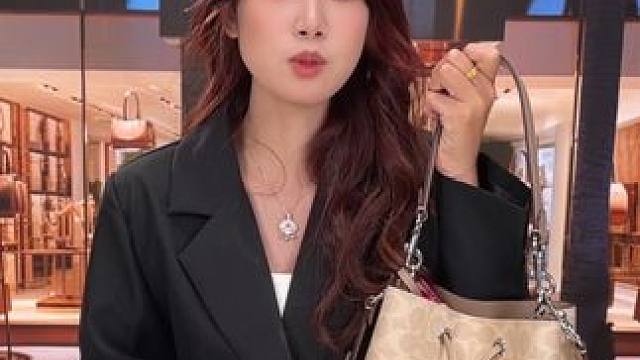 姐妹们，蔻驰子母水桶包今天有好价哟，快点进直播间看看吧#直播 #双十一 #大牌包包 #包包