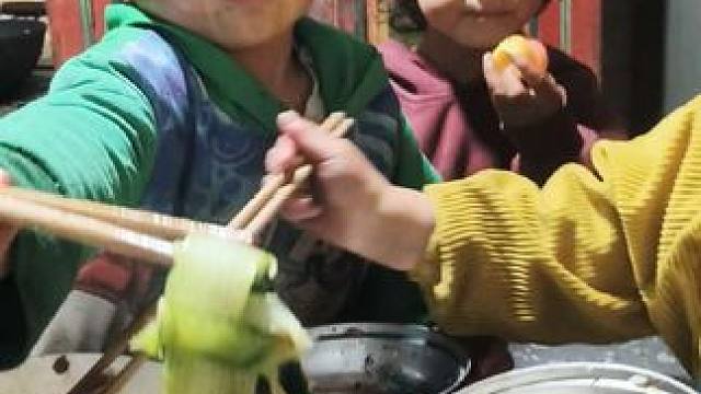 今天晚上煮白菜吃。#农村孩子