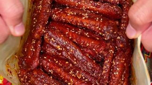 馋小乖家的鸭翅中终于出这种独立包装的了，好吃不脏手还更方便携带