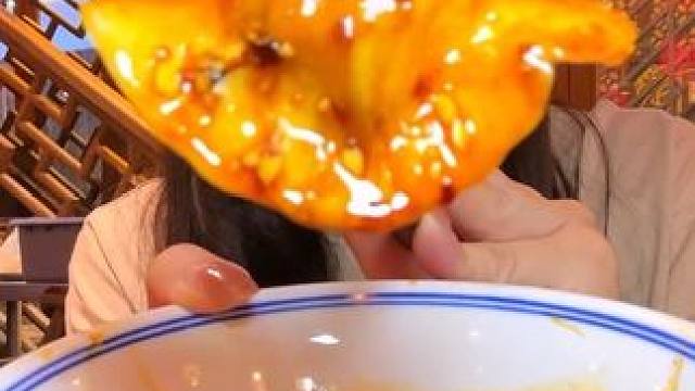 在春熙路打卡一家即将失传的宝藏川菜！ 很多从业一辈子的老手艺人亲自做的手工菜，大刀金丝面，鸡淖，三合