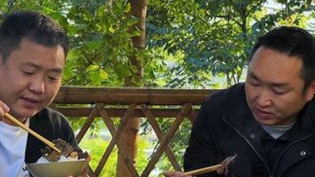 哥俩今天吃腊三鲜，腊香味浓，鲜辣下饭真过瘾 #我的乡村生活 #新农人 #下饭菜 #乡村味道 #农