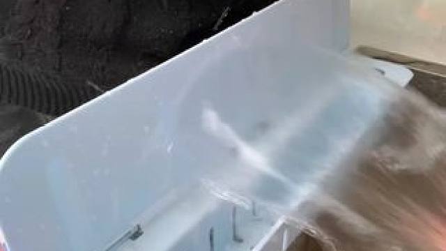 折叠挡水板置物架 在厨房洗碗池边放上这个吸盘挡水板，刷锅洗碗就不会弄得台面湿哒哒的，放在台面洗衣服也