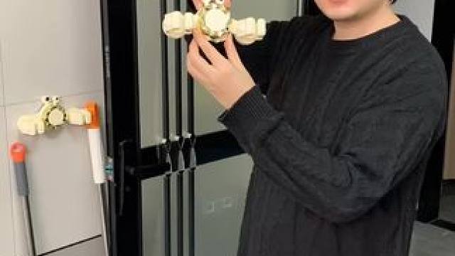 螃蟹壁挂拖把夹 有了这个拖把夹，家里的拖把扫把能上墙收纳了，不占空间，拿取也方便