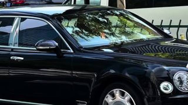 杭州万象城汽车街拍：奥迪rs7，宾利幕尚，法拉利f8#奥迪rs7 #宾利慕尚 #法拉利f8