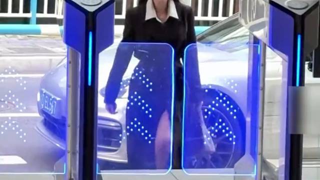 她甚至宁愿对着机器笑