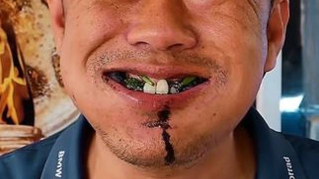 大葱蘸墨鱼汁真好吃