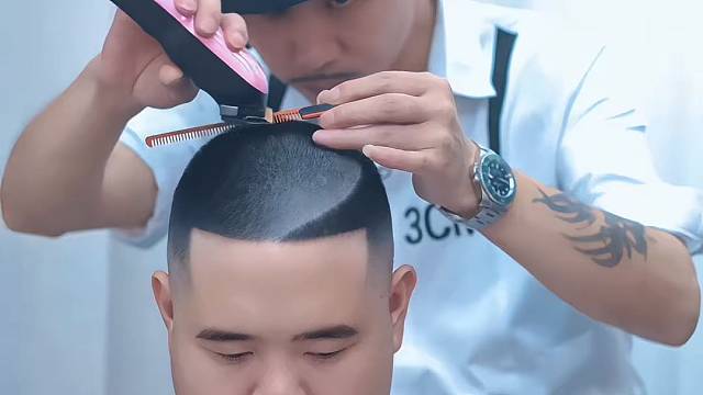 每一位顾客我都认认真真把头发剪好。常年招生。地址揭阳桥南柏顿公寓四楼，