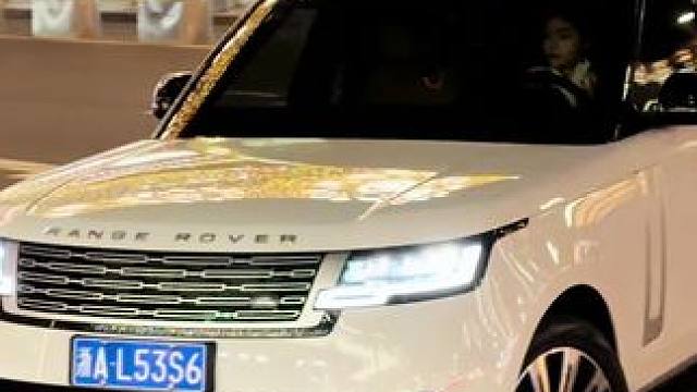 单手开路虎揽胜的小姐姐，气场真的太好了#路虎揽胜 #气场全开 #单手开路虎的小姐姐 #颜值高