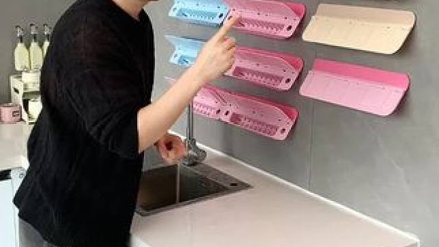 折叠挡水板置物架 在厨房洗碗池边放上这个吸盘挡水板，刷锅洗碗就不会弄得台面湿哒哒的，放在台面洗衣服也