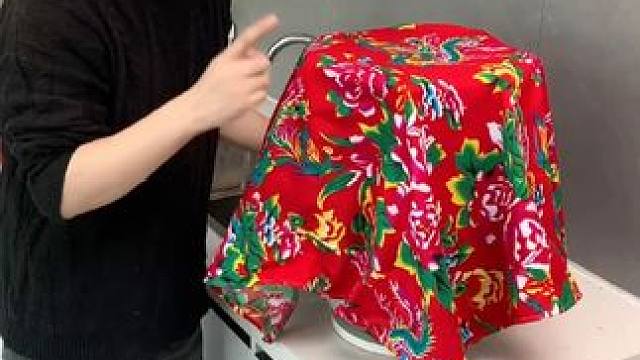 折叠挡水板置物架 在厨房洗碗池边放上这个吸盘挡水板，刷锅洗碗就不会弄得台面湿哒哒的，放在台面洗衣服也