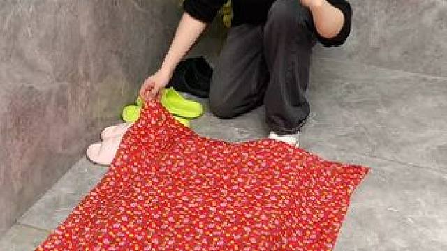 吸盘伸缩拖鞋架 不用打孔粘胶就能上墙固定的拖鞋架，可伸缩的设计，足够收纳全家人的拖鞋，不占地方，还能