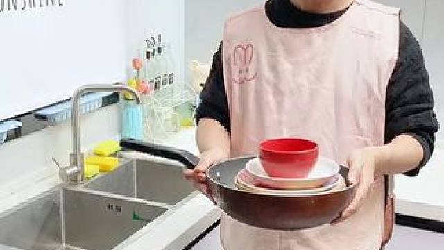 折叠挡水板置物架 在厨房洗碗池边放上这个吸盘挡水板，刷锅洗碗就不会弄得台面湿哒哒的，放在台面洗衣服也