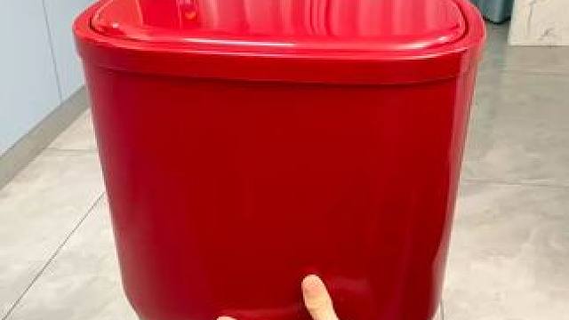 轻奢带脚垃圾桶 这个最近特别火的长腿带脚的垃圾桶能好用吗？#长腿垃圾桶 #带脚垃圾桶  #垃圾桶 #