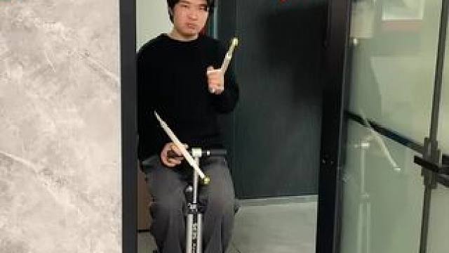 吸盘伸缩拖鞋架 不用打孔粘胶就能上墙固定的拖鞋架，可伸缩的设计，足够收纳全家人的拖鞋，不占地方，还能