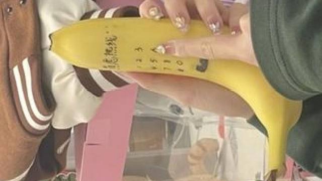 用秋日光影这么拍包出片的 今日的图片很很很精彩，每张都很很很有包袱。评论区等你一张特有包袱的图片#记