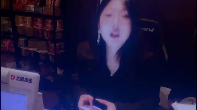 前台：完了冲我来的