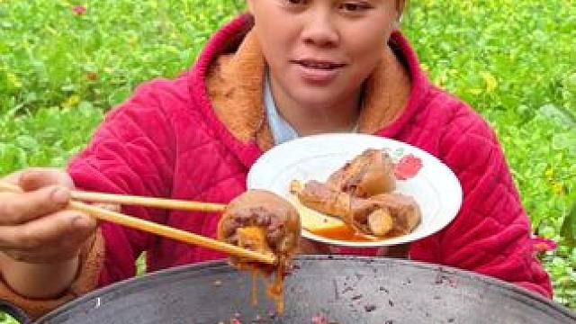 今天炖个爆辣牛尾巴，配着新鲜蔬菜太好吃了 #美食 #农村生活