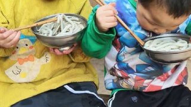 双双喜欢吃凉粉。#农村孩子