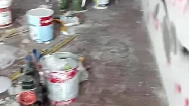 谁叫你迟迟拖欠血汗钱，你说你收购的房子没卖脱，就不给我工资，这是理由吗，这不是里由，这是我给你的教训