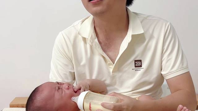爸爸这样喂奶啊