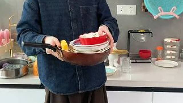 折叠挡水板置物架 在厨房洗碗池边放上这个吸盘挡水板，刷锅洗碗就不会弄得台面湿哒哒的，放在台面洗衣服也