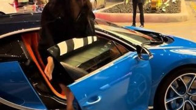 曾经的潜龙少年，再一次用实力证明，能亲自从#布加迪chiron 下车的女孩，绝对都是最顶级的#路人视