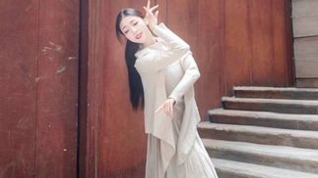 天青色等烟雨～#原创编舞 #潮流舞蹈大赛 #踢腿换装舞蹈挑战 #转场 #国风古韵