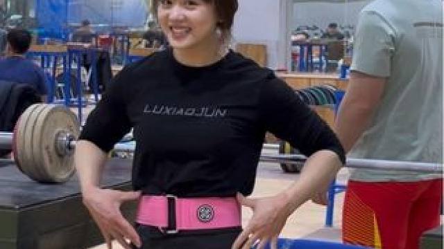 粉红色的腰带 听说是猛男必备哦