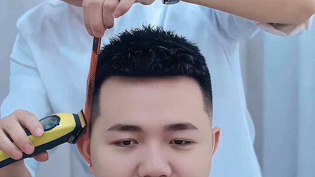 每一位顾客我都认认真真把头发剪好。常年招生。地址揭阳桥南柏顿公寓四楼，