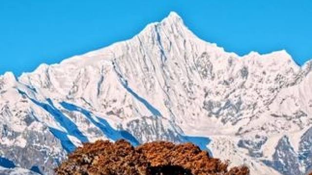 深秋已至，不如去看看梅里雪山的日照金山。 梅里雪山秋