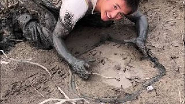 比头还大的浆洞你们肯定没有见过吧？跟着滑道一直挖，结局很意外！#户外 #我的乡村生活