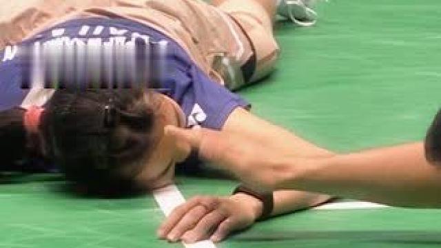 打羽毛球其实是斗心眼子️ 打到最后突然踩到音响了#羽毛球 #凤凰组合 #羽毛球混双 #从从容容游刃有