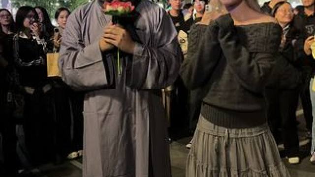 不懂就问，万圣节装扮，这是莲花童子吗？小姐姐们都在合照#万圣节 #街头艺人