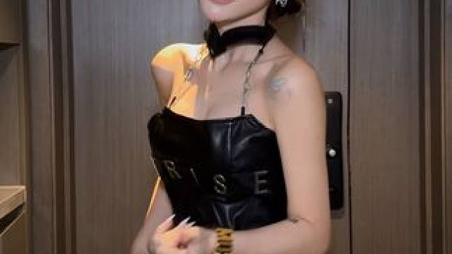 本攻来变装了 这事儿好久没做了