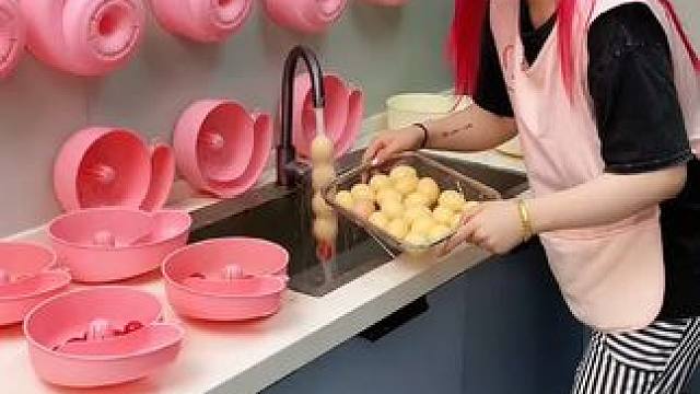 蜗牛自动清洗篮 蜗牛自动清洗篮，有了它，以后洗水果可就太方便了，自动洗干净还能自动沥水，