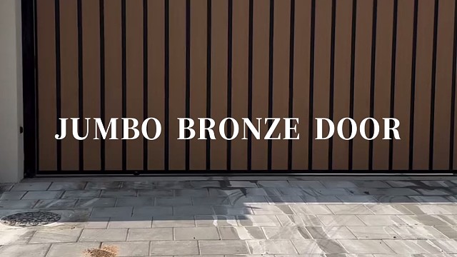 以利落线条，造雅致结界，这扇门是庭院美学的质感担当#中宝天一铜门 #别墅门 #铜门 #上海