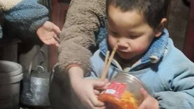 老大要吃竹笋。 #农村孩子