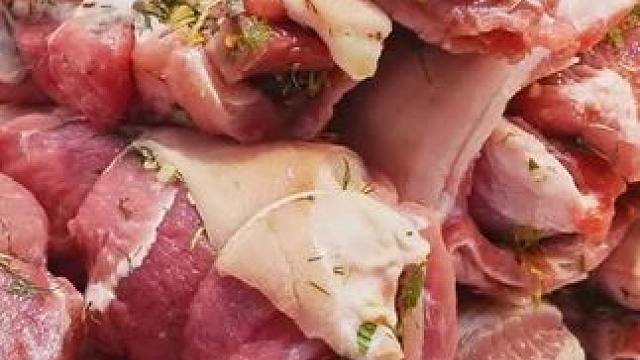 为了追求一口鲜美，从屠宰到餐桌仅仅只花了5小时。真的太美味了 #烤肉 #脆皮五花肉 #烤乳猪 #滋补