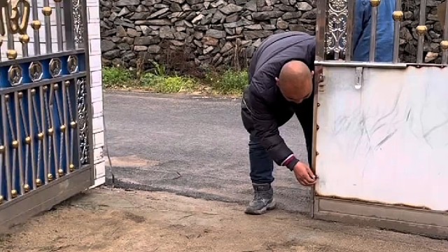 这才是真正的头被门夹了[捂脸]