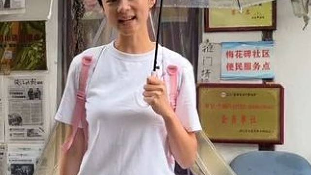 在杭州小巷的发廊见证一场神奇改造！穿着手绘的衣服，搭配发廊