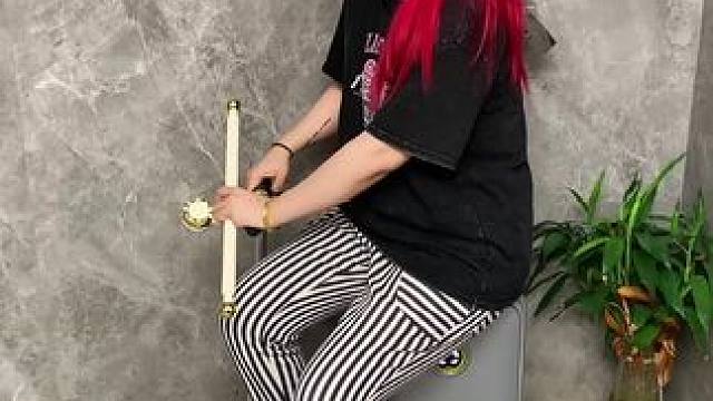 吸盘伸缩拖鞋架 不用打孔粘胶就能上墙固定的拖鞋架，可伸缩的设计，足够收纳全家人的拖鞋，不占地方，还能