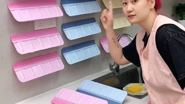 折叠挡水板置物架 在厨房洗碗池边放上这个吸盘挡水板，刷锅洗碗就不会弄得台面湿哒哒的，放在台面洗衣服也