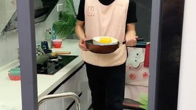 折叠挡水板置物架 在厨房洗碗池边放上这个吸盘挡水板，刷锅洗碗就不会弄得台面湿哒哒的，放在台面洗衣服也