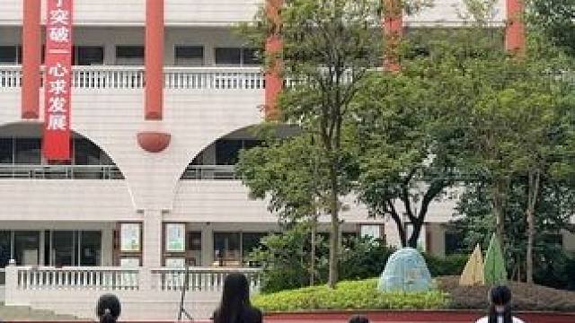 “相见时难别亦难 东风无力百花残” #校园 #师生共舞