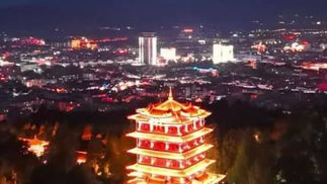 在雪山脚下，吃着烤肉 听着民谣，这氛围 太舒服啦