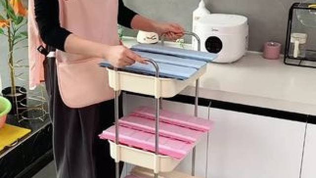 折叠挡水板置物架 在厨房洗碗池边放上这个吸盘挡水板，刷锅洗碗就不会弄得台面湿哒哒的，放在台面洗衣服也