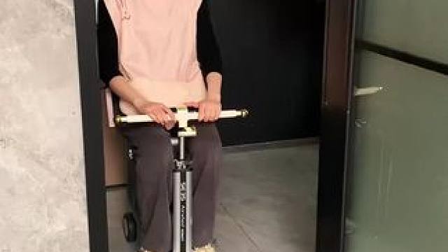 吸盘伸缩拖鞋架 不用打孔粘胶就能上墙固定的拖鞋架，可伸缩的设计，足够收纳全家人的拖鞋，不占地方，还能