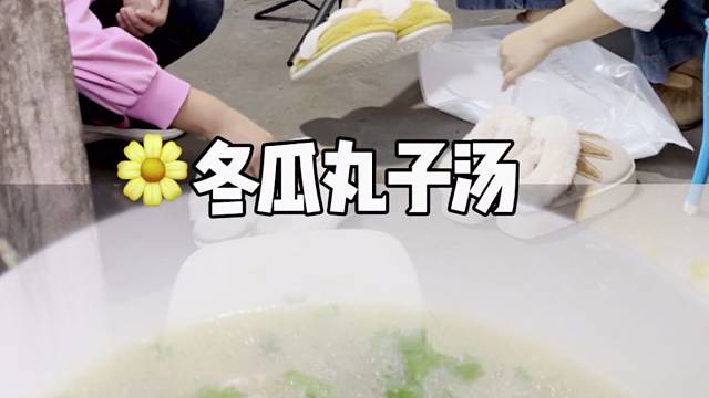 今天我给婆婆和小姑子一人买了一双拖鞋 他们拖鞋都穿了三年了 婆婆又舍得换所以今天我就给他们一人安排了