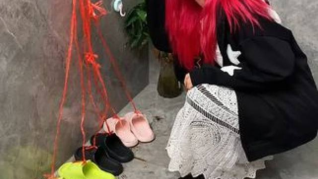 吸盘伸缩拖鞋架 不用打孔粘胶就能上墙固定的拖鞋架，可伸缩的设计，足够收纳全家人的拖鞋，不占地方，还能