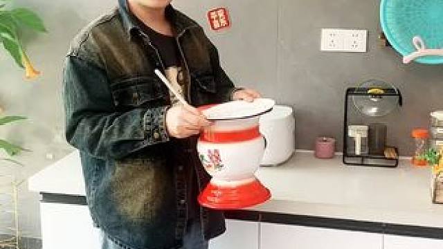 折叠挡水板置物架 在厨房洗碗池边放上这个吸盘挡水板，刷锅洗碗就不会弄得台面湿哒哒的，放在台面洗衣服也